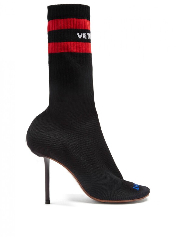 Sock boots da marca Vetements por £737, aproximadamente R$ 2989,42