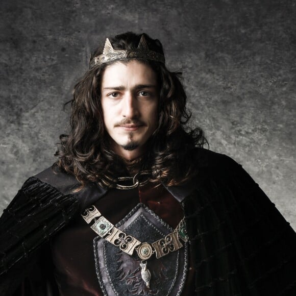 Lucrécia (Tatá Werneck) decidiu se tornar freira após ser vítima de armação do então marido, Rodolfo (Johnny Massaro), que forja um flagra de adultério na novela 'Deus Salve o Rei'