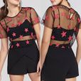 As estrelas bordadas no cropped 'Star Red', da marca Pop Up Store, podem dar cor ao visual all black. O item é vendido por R$ 179,00 no site oficial