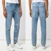 Calça jeans reta básica com toque especial: aplicação de estrelas em paetês. O modelo assiando por Zoe Karssen é vendido no site Farfetch por R$1.176