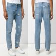  Calça jeans reta básica com toque especial: aplicação de estrelas em paetês. O modelo assiando por Zoe Karssen é vendido no site Farfetch por R$1.176 