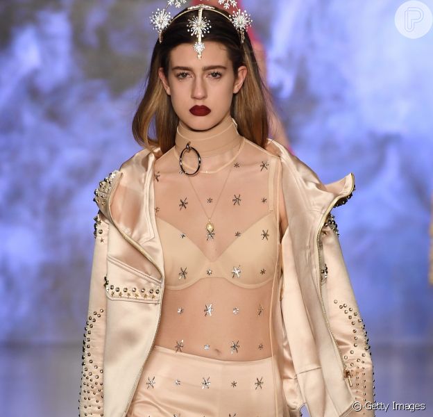 Estampas e aplicações em estrelas estão em alta. Na foto, a modelo desfila a tendência na passarela de Zeynep Tosun durante semana de moda em Istambul, em 30 de março de 2018