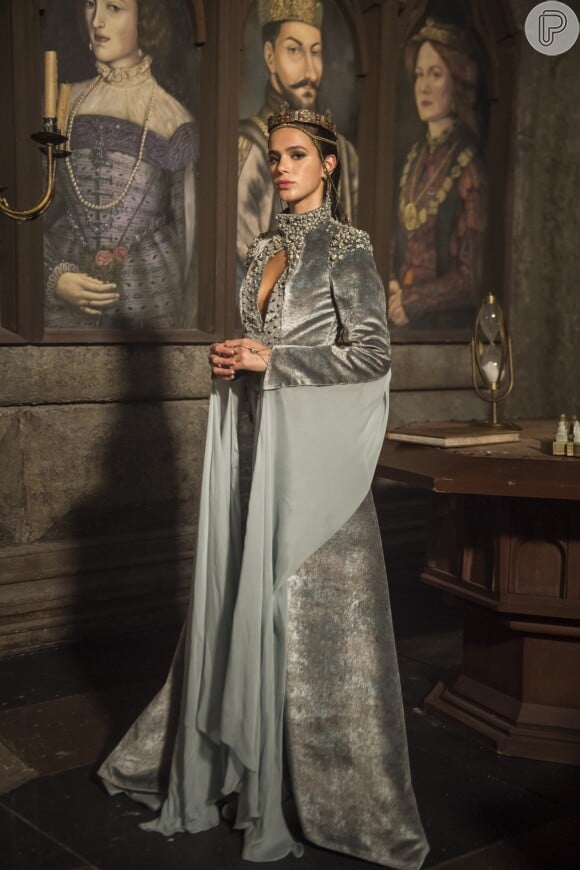 Catarina, agora rainha em 'Deus Salve o Rei' abandona vestidos leves e joias em prata