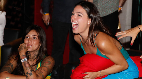 Isis Valverde grita em jogo do Brasil e depois comemora dançando em evento no RJ