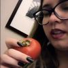 Marília Mendonça confundiu caqui com tomate em vídeo postado pela cantora no Instagram, na noite desta quinta-feira, 29 de março de 2017