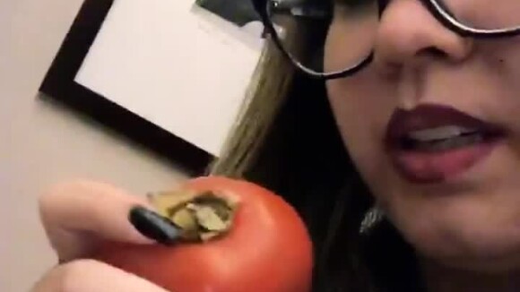 Marília Mendonça confundiu caqui com tomate em vídeo postado pela cantora no Instagram, na noite desta quinta-feira, 29 de março de 2017