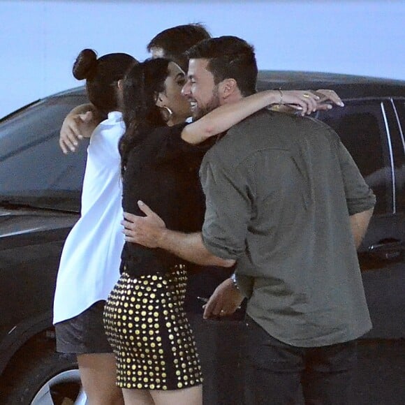 Juliana Paes e o marido, Carlos Eduardo Baptista, se despediram do casal de amigos no estacionamento do Shopping Village Mall, na Barra da Tijuca, Zona Oeste do Rio de Janeiro, na noite desta quinta-feira, 29 de março de 2018