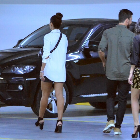 Juliana Paes, Carlos Eduardo Baptista e o casal de amigos foram fotografados no estacionamento do Shopping Village Mall, na Barra da Tijuca, Zona Oeste do Rio de Janeiro, na noite desta quinta-feira, 29 de março de 2018