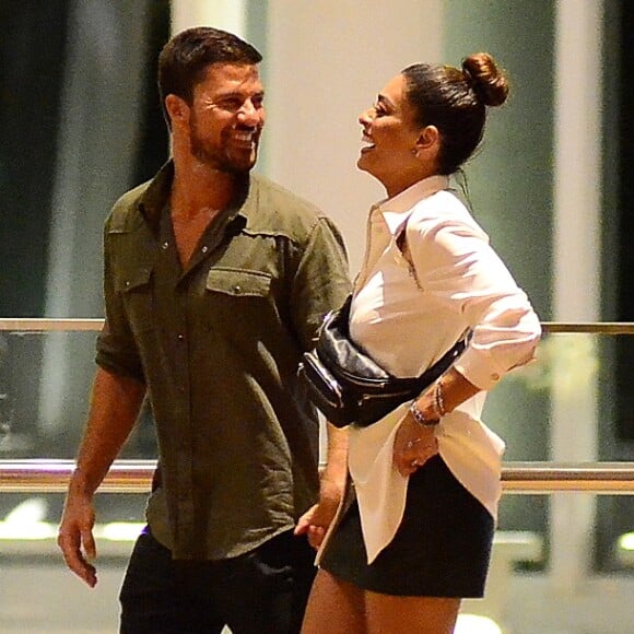 Juliana Paes passeou com o marido, o empresário Carlos Eduardo Baptista, no Shopping Village Mall, na Barra da Tijuca, Zona Oeste do Rio de Janeiro, na noite desta quinta-feira, 29 de março de 2018