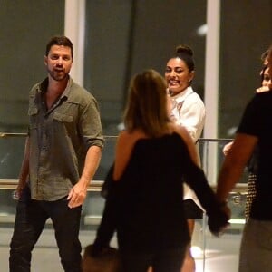 Juliana Paes e o marido, Carlos Eduardo Baptista, encontraram com um casal de amigos no Shopping Village Mall, na Barra da Tijuca, Zona Oeste do Rio de Janeiro, na noite desta quinta-feira, 29 de março de 2018