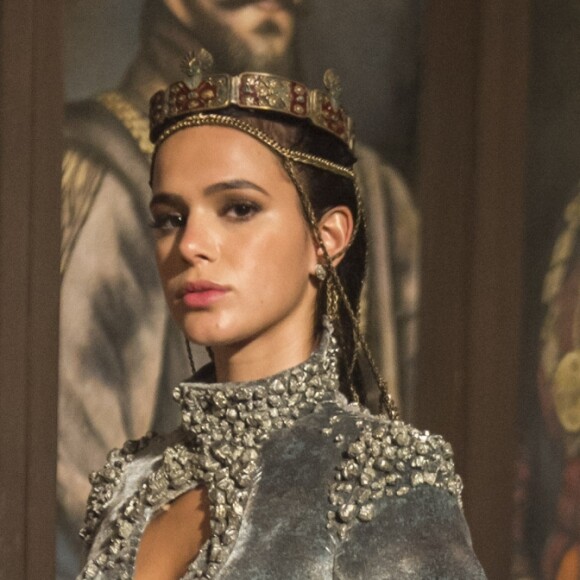Catarina (Bruna Marquezine) fica revoltada com a rejeita de Rodolfo (Johnny Massaro) na novela 'Deus Salve o Rei'