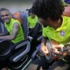 O voo de volta da Seleção Brasileira para o Rio de Janeiro foi animado com samba tocado pelos próprios jogadores