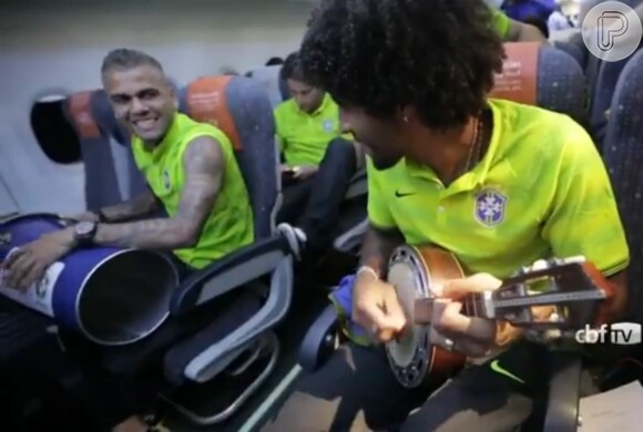 O voo de volta da Seleção Brasileira para o Rio de Janeiro foi animado com samba tocado pelos próprios jogadores