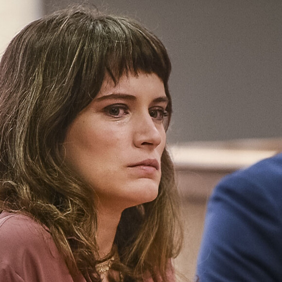 Clara (Bianca Bin) pede que Patrick (Thaigo Fragoso) descubra pistas dos crimes de Sophia (Marieta Severo) para poder desmascará-la, na novela 'O Outro Lado do Paraíso'