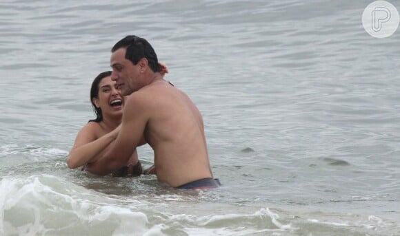 Fernanda Paes Leme recebe ajuda de Rodrigo Lombardi para se equilibrar nas ondas