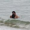 Fernanda Paes Leme beija Rodrigo Lombardi dentro do mar