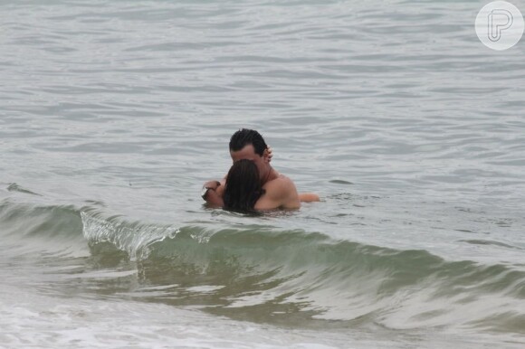 Fernanda Paes Leme beija Rodrigo Lombardi dentro do mar