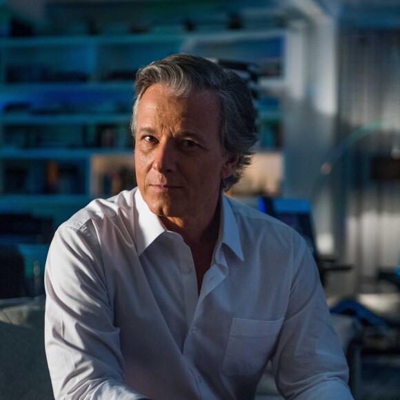 Renan (Marcello Novaes) se preocupa com brincadeira de Beth (Gloria Pires) sobre aceitar casamento e ela o tranquiliza: 'Eu e você estamos juntos. Casamos no papel, mas sem alarde', na novela 'O Outro Lado do Paraíso'