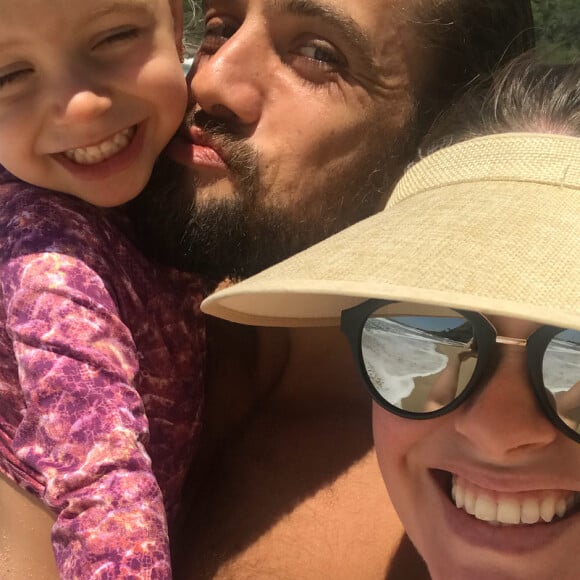 Mulher de Rafael Cardoso, Mariana Bridi busca na tolerância a educação da filha, Aurora, de 3 anos