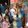 Filha de Gisele Bündchen, Vivian, de 5 anos, apareceu lambuzada de chocolate no colo do coelhinho da Páscoa neste domingo, 1º de abril de 2018