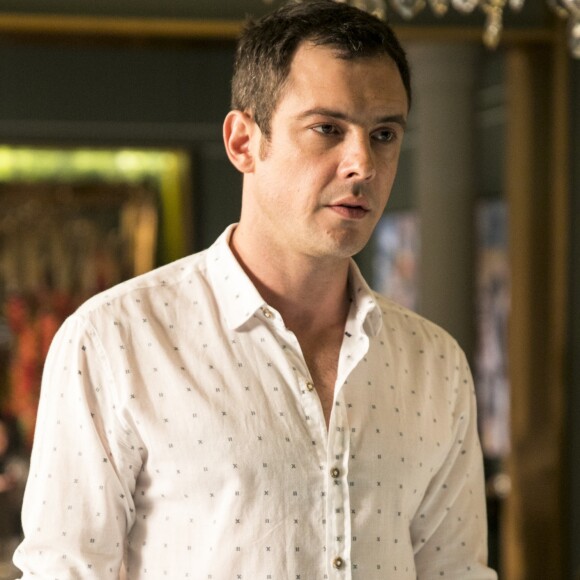 Gael (Sergio Guizé) fica abalado com constatação de Patrick (Thiago Fragoso) sobre Sophia (Marieta Severo), na novela 'O Outro Lado do Paraíso'