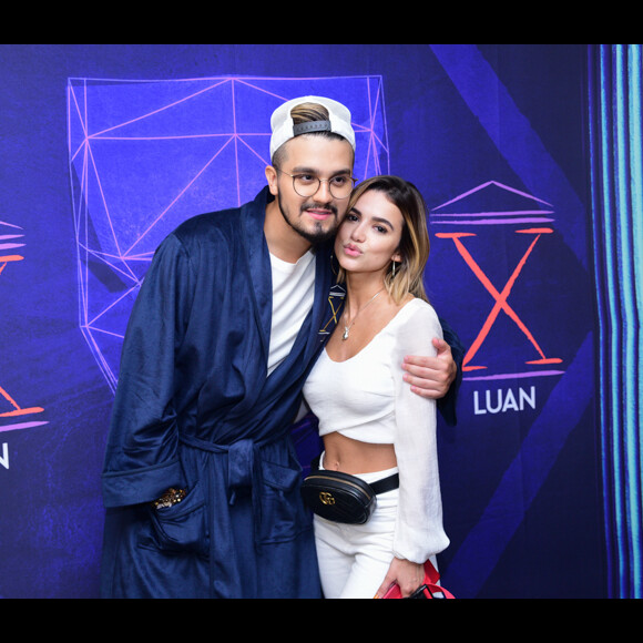 Manu Gavassi e Luan Santana posam juntos nos bastidores do show que inicia turne 'X' do sertanejo