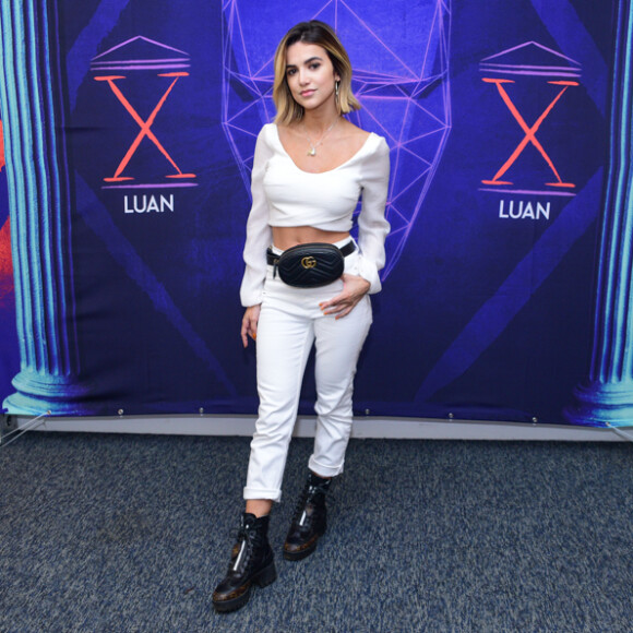 Manu Gavassi aposta em look branco e acessório e calçados na cor preto