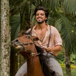 Ernesto (Rodrigo Simas) corre para defender Elisabeta (Nathalia Dill) e troca socos com Darcy (Thiago Lacerda) na novela 'Orgulho e Paixão'