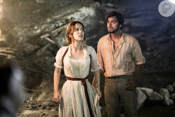 Elisabeta (Nathalia Dill) sai ilesa ao ser salva por Ernesto (Rodrigo Simas) e Darcy (Thiago Lacerda) de soterramento na novela 'Orgulho e Paixão'