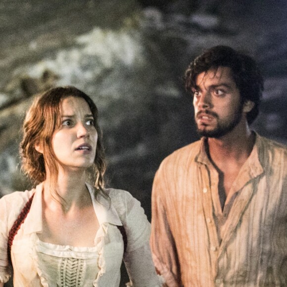 Elisabeta (Nathalia Dill) sai ilesa ao ser salva por Ernesto (Rodrigo Simas) e Darcy (Thiago Lacerda) de soterramento na novela 'Orgulho e Paixão'