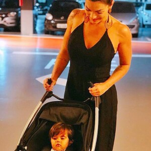 Kelly Key acrescentou ao improvisar malhação em casa: 'Fazendo meu cardio com o filhote fica muito mais divertido! O tempo passa voando!'