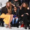 Ícone fashion, Beyoncé usou óculos mini e prateados em jogo de basquete com a família