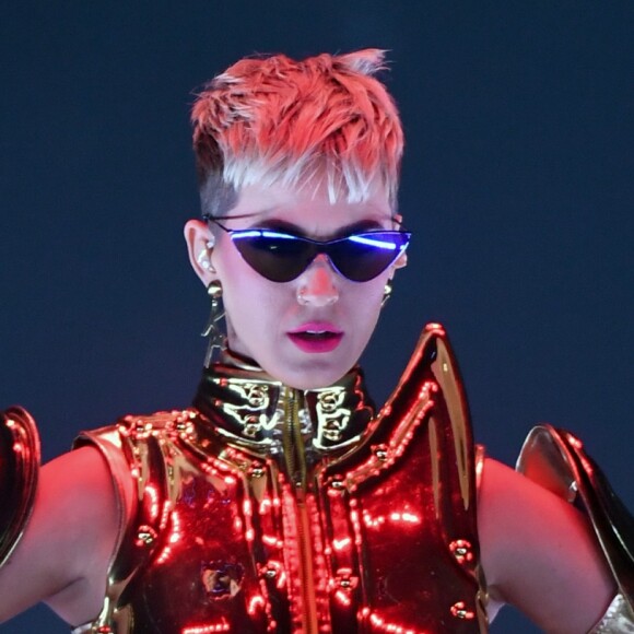 Katy Perry aposta na tendência retro nos acessórios durante a Witness Tour 