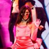Camila Cabello usou um óculos retrô rosa para se apresentar no iHeartRadio Music Awards 2018