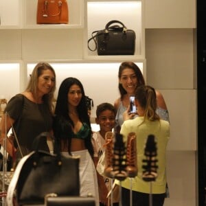 Simaria posa com fãs durante passeio no Village Mall