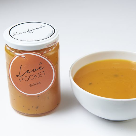 A Levê oferece sete linhas de pratos em embalagens eco-friendly. "Nossas sacolas são biodegradáveis, os talheres também. Nossos pockets são retornáveis e esterilizados, menos as tampas que são recicladas", conta Isabelle Drummond