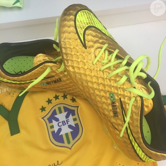 Neymar pintava a chuteira para imitar Robinho e, agora, tem uma só sua