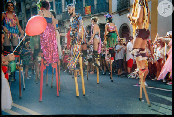 Bruna Moreira fez uma série de fotos com câmera descartável no Carnaval do Rio de Janeiro