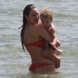 No Brasil, Candice Swanepoel foi vista  carregando o filho no colo 