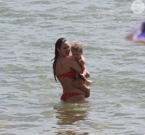 No Brasil, Candice Swanepoel foi vista carregando o filho no colo