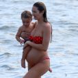 Acompanhada do filho, Candice Swanepoel curtiu o dia em uma praia do Nordeste