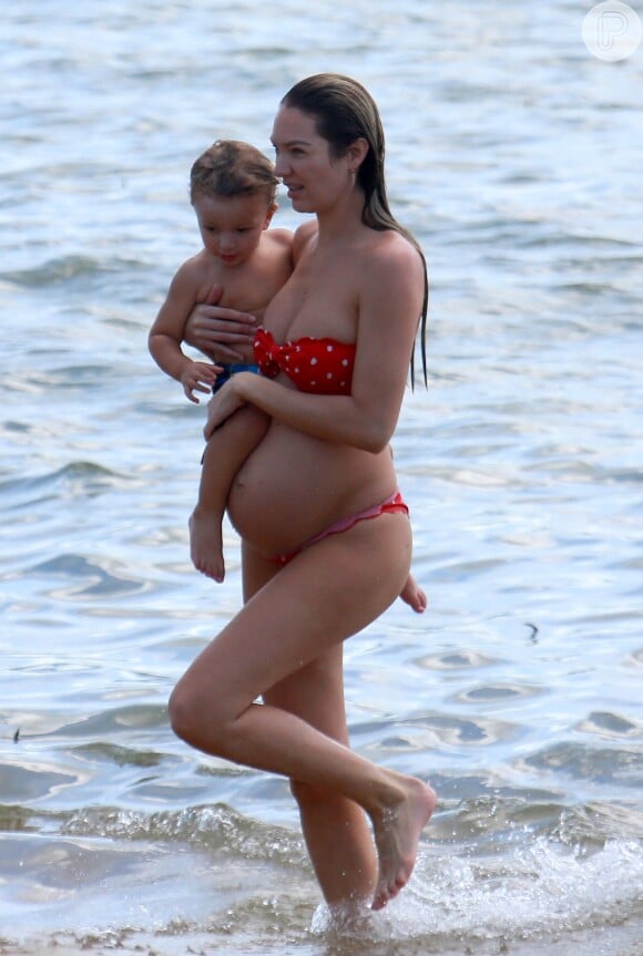 Acompanhada do filho, Candice Swanepoel curtiu o dia em uma praia do Nordeste