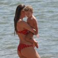 Candice Swanepoel caminhou com filho na areia de uma praia do Nordeste