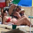 Candice Swanepoel, grávida, colocou o bronzeado em dia em praia do Nordeste