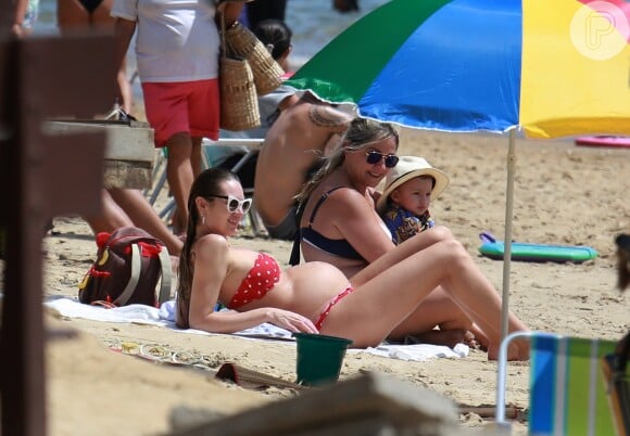 Candice Swanepoel, grávida, colocou o bronzeado em dia em praia do Nordeste