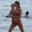 Grávida, top Candice Swanepoel carrega filho no colo em praia do Nordeste. Fotos