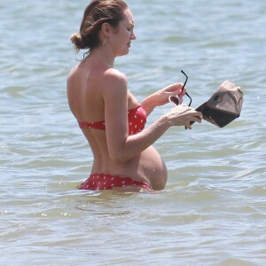 A modelo Candice Swanepoel chegou ao Brasil no Domingo de Páscoa