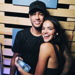 'A próxima vez que você apagar as fotos do Neymar do Instagram, deixo de ser sua amiga. Mesmo a gente não sendo', escreveu Maria Ribeiro para Bruna Marquezine