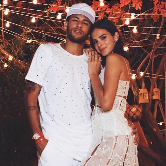 Bruna Marquezine e Neymar assumiram publicamente a reconciliação em viagem a Fernando de Noronha durante o Réveillon