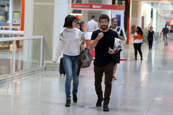 Sophie Charlotte conversa com o marido, Daniel de Oliveira, em aeroporto